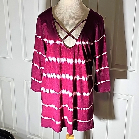 This is a great Torrid size 1 (1x) Criss cross front, 3/4 Sleeves maroon - Picture 1 of 6